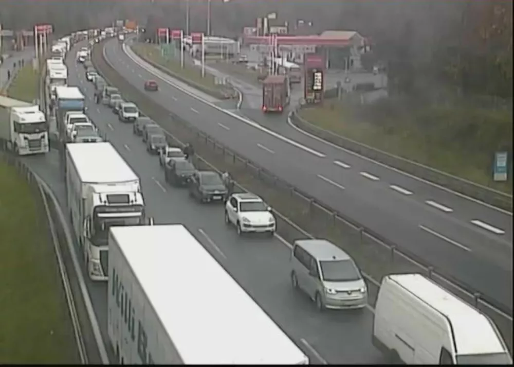 Že na Lomu je dolga vrsta. / Foto: Dars