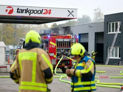 V bližini je tudi bencinska črpalka, kar je še povečalo nevarnost požara. / Foto: Profimedia