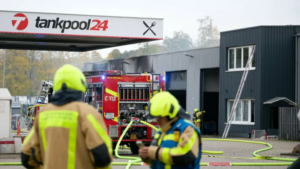V bližini je tudi bencinska črpalka, kar je &scaron;e povečalo nevarnost požara. / Foto: Profimedia