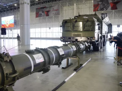 Russia's new land-based cruise missile 9M729 (front) and a self-propelled vehicle used as its launch pad are shown to the press at the Patriot military theme park outside Moscow on Jan. 23, 2019. (Kyodo)==Kyodo,Image: 410275670, License: Rights-managed, Restrictions:, Model Release: no