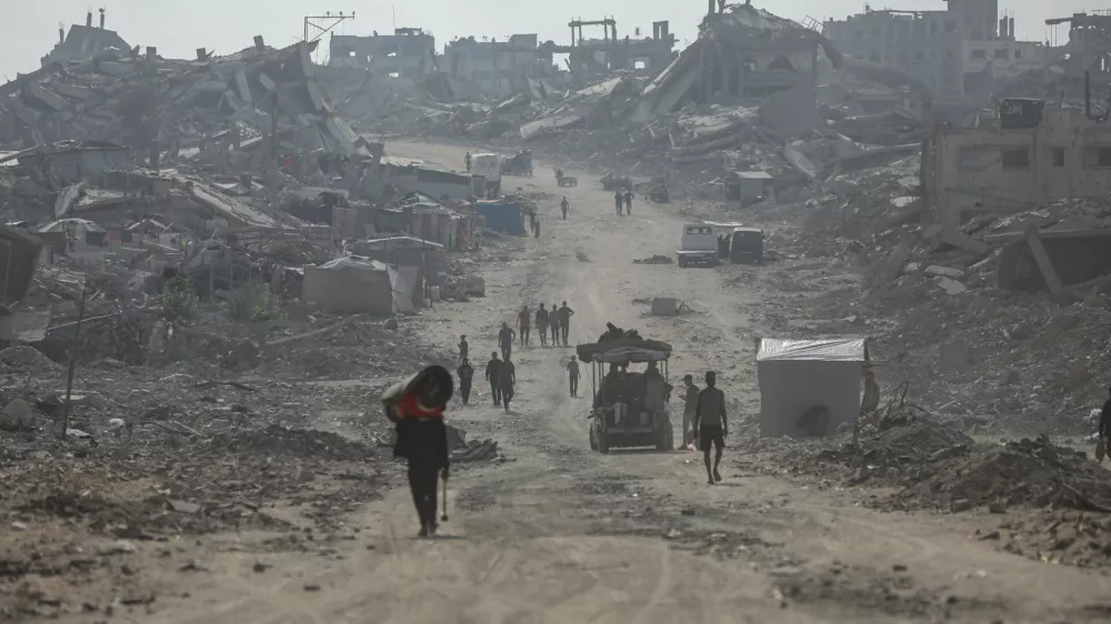 FILED - 24 October 2025, Palestinian Territories, Gaza City: Palestinians inspect their destroyed homes and neighborhoods in the Safatawi area, north of Gaza City, following the withdrawal of Israeli forces and the ceasefire. Photo: Omar Ashtawy/APA Images via ZUMA Press Wire/dpa