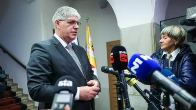 Novo Mesto, Rotovz.Izjava za medije po izredni seji obcinskega sveta Mestne obcine Novo mesto, na kateri so obravnavali varnostno problematiko v regiji, ki so se je udelezili tudi predstavniki drzave, med drugim premier Robert Golob in nekateri ministri.Minister za notranje zadeve v odstopu Bostjan Poklukar.