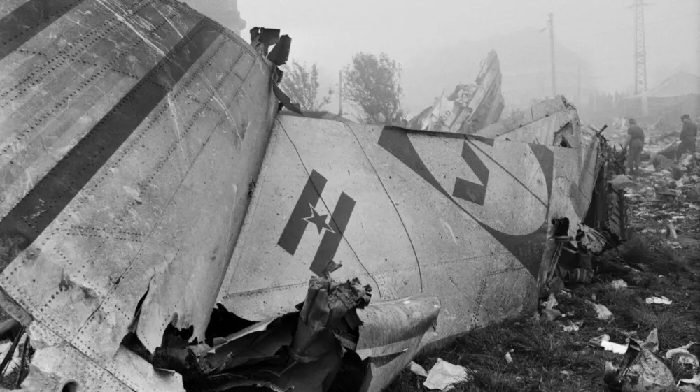 Ostanek letala DC-9, slovenskega čarterskega prevoznika Inex Adria. / Foto: Profimedia