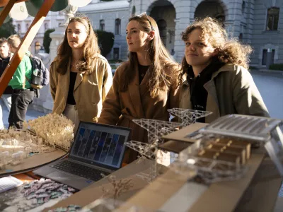 študenti01.10.2025 - tradicionalni Pozdrav brucem, ki ga pripravlja Univerza v Ljubljani skupaj s Študentskim svetom Univerze v LjubljaniFOTO: Nik Erik Neubauer