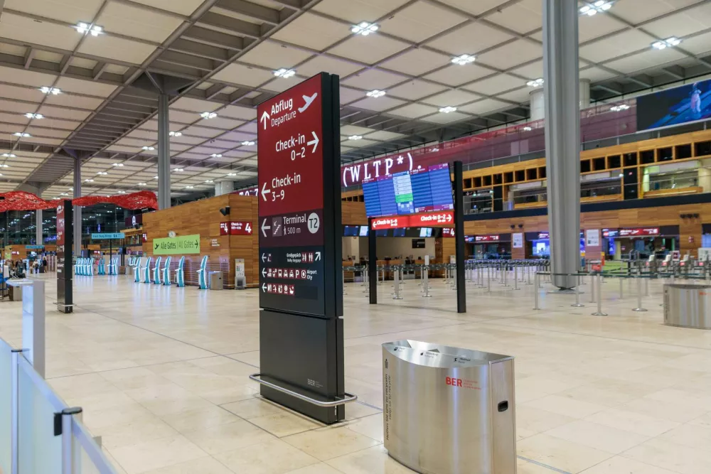 31 October 2025, Brandenburg, Sch&ouml;nefeld: View of a terminal at BER Airport. The capital's BER airport was closed for around two hours this evening due to the sighting of a drone. A spokesperson for the airport told dpa. According to the statement, flight operations were suspended between 8.08 pm and 9.58 pm. A number of flights were diverted. Photo: Carsten Koall/dpa