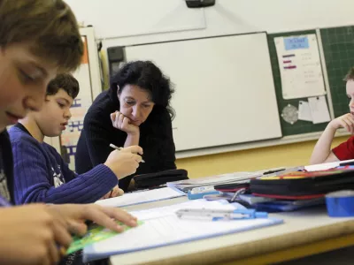 - šolstvo - osnovnošolci - učenci - pouk - - Osnovna šola Ledina, Komenskega ulica 19 //FOTO: Luka Cjuha