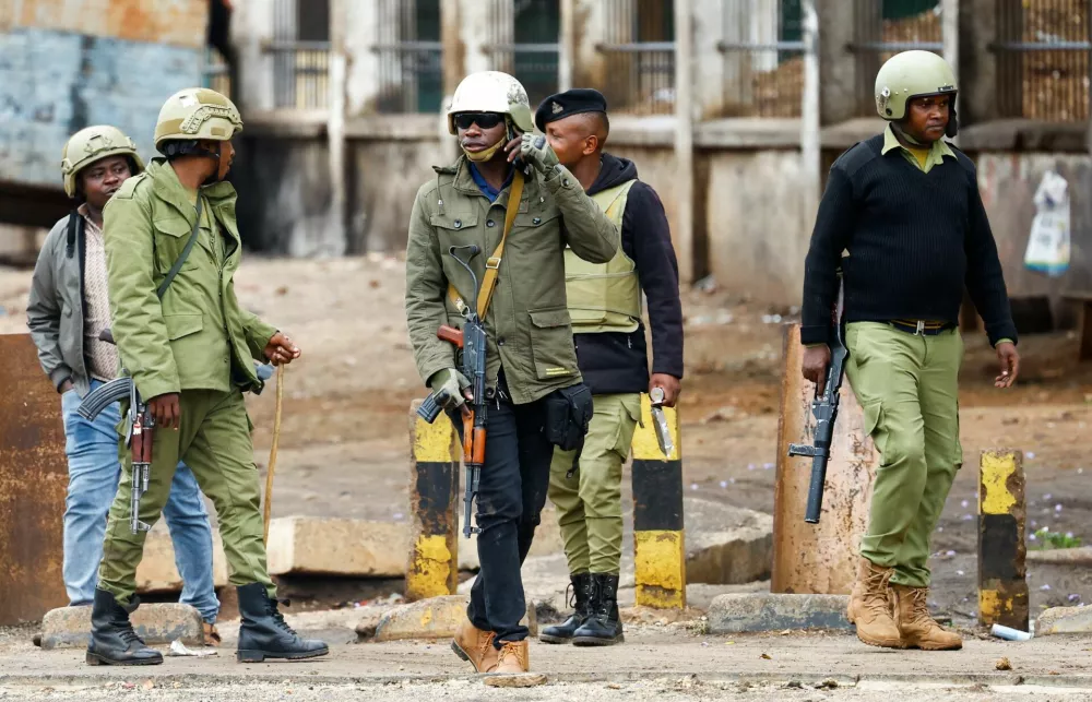 Tanzanian riot police officers walk, following a protest a day after a general election marred by violent demonstrations over the exclusion of two leading opposition candidates at the Namanga One-Post Border crossing point between Kenya and Tanzania, October 30, 2025. REUTERS/Thomas Mukoya