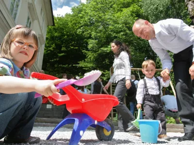 - Mednarodni dan družine - izjava za medije ministra za delo, družino in socialne zadeve Ivana Svetlika ob srečanju z družino z več otroki, posvojiteljsko družino, družino z istospolnima partnerjema, rejniško in enostarševsko družino  //FOTO: Luka Cjuha