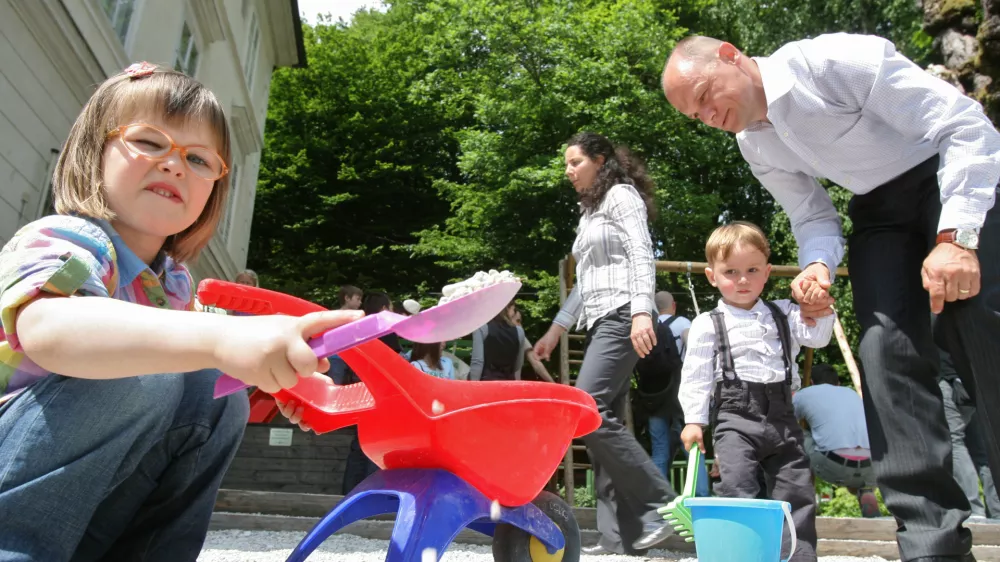 - Mednarodni dan družine - izjava za medije ministra za delo, družino in socialne zadeve Ivana Svetlika ob srečanju z družino z več otroki, posvojiteljsko družino, družino z istospolnima partnerjema, rejni&scaron;ko in enostar&scaron;evsko družino  //FOTO: Luka Cjuha