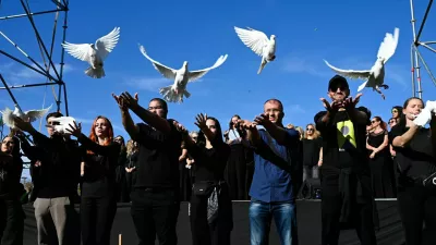Novi Sad, protest ob prvi obletnici zru&scaron;itve nadstre&scaron;nice, spu&scaron;čanje golobobFoto: Nik Erik Neubauer