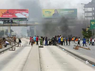 SENSITIVE MATERIAL. THIS IMAGE MAY OFFEND OR DISTURB. Demonstrators attend to a man shot and killed during violent protests that marred the election following the disqualification of the two leading opposition candidates in Dar es Salaam, Tanzania, October 29, 2025. REUTERS/Onsase Ochando