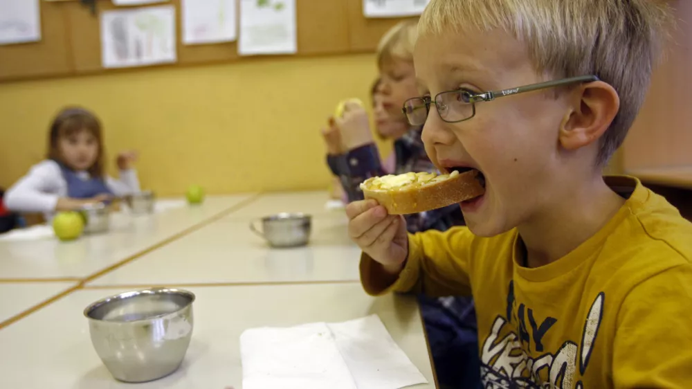 Osnovna &scaron;ola Prule- Tradicionalni slovenski zajtrk 2011 po slovenskih vrtcih in osnovnih &scaron;olah - otroci in &scaron;olarji so prvo &scaron;olsko uro zajtrkovali črni kruh, med, maslo, mleko in jabolka slovenskega izvora.//FOTO: Bojan Velikonja