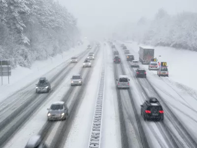 Čeprav pri omembi zimskih pnevmatik večinoma pomislimo na zasnežene ceste, so te bistveno varnejše že takoj, ko temperatura pade pod sedem stopinj Celzija. / Foto: Istock