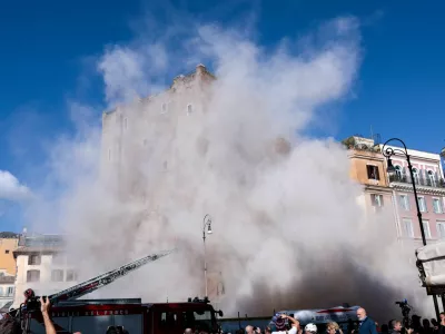 Dust rises as part of the Torre dei Conti tower collapses following an earlier partial collapse, near Via dei Fori Imperiali, near the Colosseum, in Rome, Italy, November 3, 2025. REUTERS/Remo Casilli   TPX IMAGES OF THE DAY