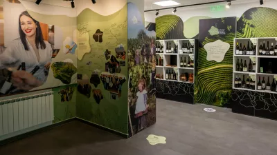 Vstop v Center je prost, prostor pa je dostopen tudi osebam z invalidnostjo. Ob Kulturnem centru &Scaron;trigova, kjer se Center nahaja, je parkiri&scaron;če.