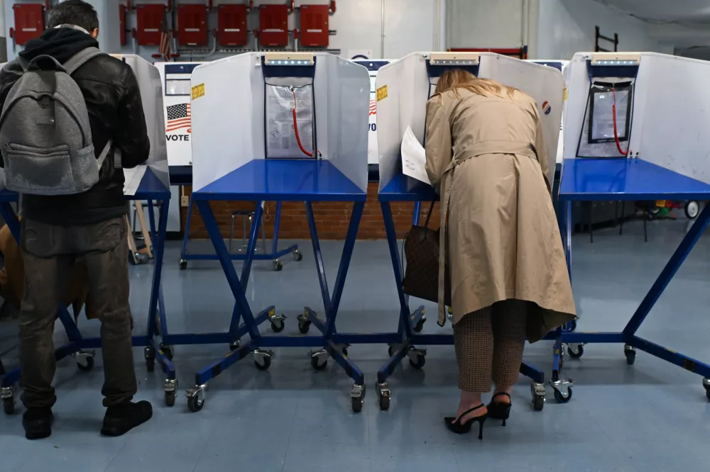 30 October 2025, US, New York: New Yorkers voting early before Election Day for the mayoral race. Zohran Mamdani is the leader ahead of Andrew Cuomo and Curtis Sliwa. This location in the West Village drew voters despite the rainy weather. Photo: Andrea Renault/ZUMA Press Wire/dpa