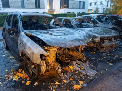 03 November 2025, Hamburg: Burnt-out vehicles stand on a street in the Othmarschen district of western Hamburg, after a car belonging to Bernd Baumann, Parliamentary Secretary of the AfD parliamentary group, goes up in flames in front of his house. Police confirm that the state security service is investigating. Photo: Bodo Marks/dpa