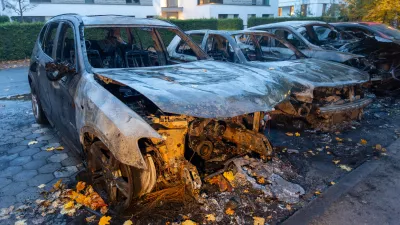 03 November 2025, Hamburg: Burnt-out vehicles stand on a street in the Othmarschen district of western Hamburg, after a car belonging to Bernd Baumann, Parliamentary Secretary of the AfD parliamentary group, goes up in flames in front of his house. Police confirm that the state security service is investigating. Photo: Bodo Marks/dpa