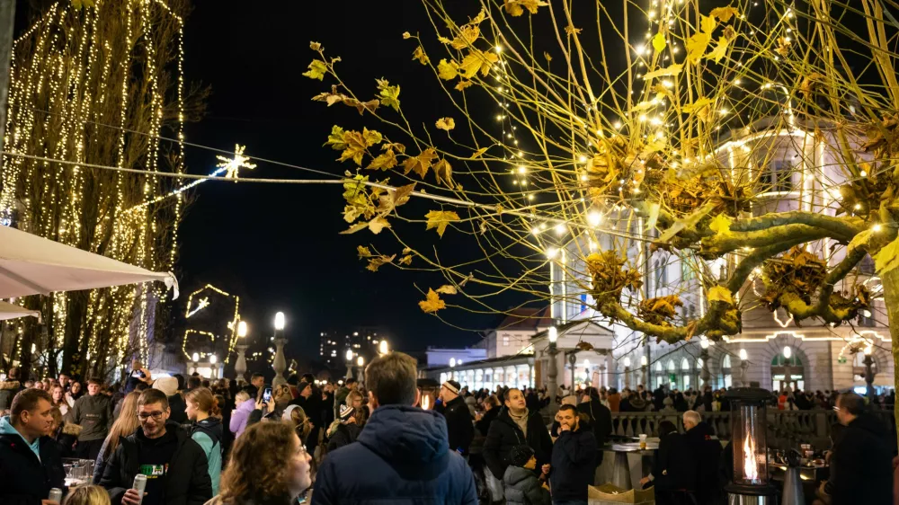 Ljubljana.Prizig praznicnih luck v Ljubljani.