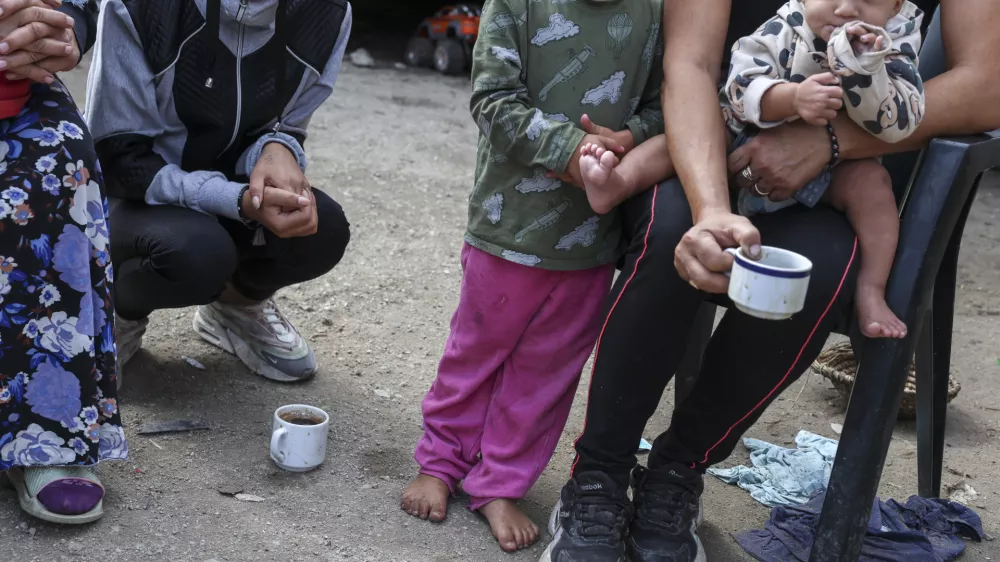 - romsko naselje Dobru&scaron;ka vas- 19.09.2024 - V Kulturnem domu v &Scaron;kocjanu je bila seja Medresorske vladne komisije za urejanje položaja Romov, medtem bo pred kulturnim domom tudi protestni shod//FOTO: Jaka Gasar / Foto: Jaka Gasar