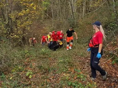 Gorski reševalci so v gozdu po več dneh našli poškodovano starejšo žensko. Bila je živa. 