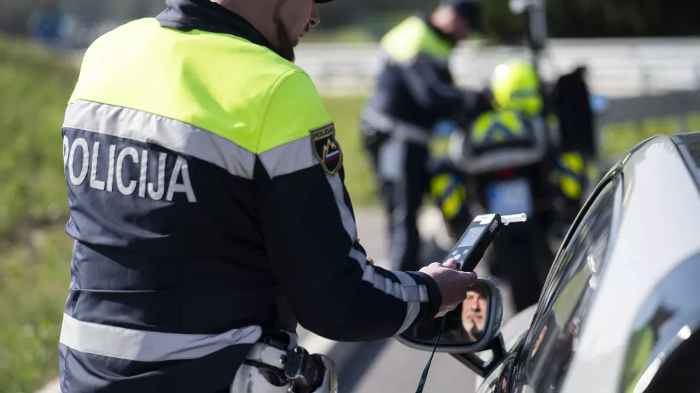 prometni nadzorpolicija - simbolična fotografijaprometna policijavarnost v prometupolicija na motorjihmotoristična policijaprehitri voznikiavtocestna policijaalkotestalkohol v prometu08.04.2025 Policijski nadzor, počivališče PovodjeFOTO: Nik Erik Neubauer
