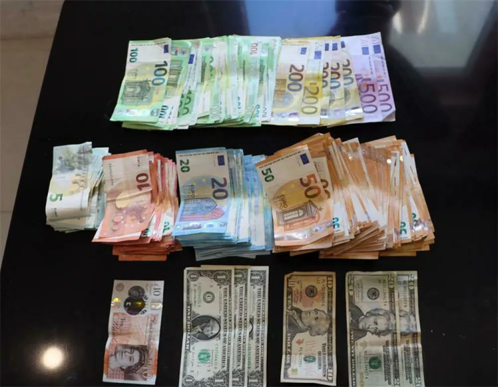 V hi&scaron;ni preiskavi so policisti odkrili in zasegli več tisoč evrov. 