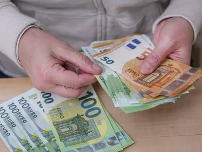 Frau zählt Euro Scheine *** Woman counts euro notes Nordrhein-Westfalen Deutschland, Germany GMS18624,Image: 971995176, License: Rights-managed, Restrictions: imago is entitled to issue a simple usage license at the time of provision. Personality and trademark rights as well as copyright laws regarding art-works shown must be observed. Commercial use at your own risk., Model Release: no