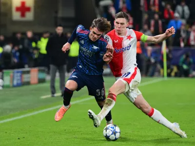 04 November 2025, Czech Republic, Prague: Slavia Prague's Lukas Provod (R) and Arsenal's Max Dowman battle for the ball during the UEFA Champions League soccer match between SK Slavia Prague and Arsenal at Fortuna Arena. Photo: Kamaryt Michal/CTK/dpa