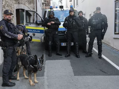 - 28.10.2025 - Izredna skupščina občine Novo Mesto s svetniki in predstavniki vlade in protest proti romskemu nasilju z naslovom Dovolj je!//FOTO: Jaka Gasar / Foto: Jaka Gasar