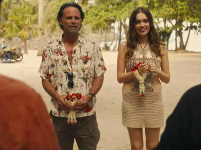 Gosta v letovišču, Walton Goggins in Aimee Lou Wood