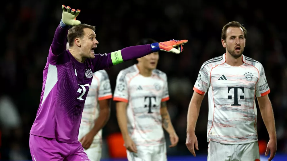 Soccer Football - UEFA Champions League - Paris St Germain v Bayern Munich - Parc des Princes, Paris, France - November 4, 2025 Bayern Munich's Manuel Neuer reacts REUTERS/Gonzalo Fuentes