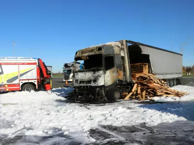 Na avtocestnem počivališču v Murski Soboti je zagorel tovornjak. Nastalo je za okoli 30 tisoč evrov škode. 