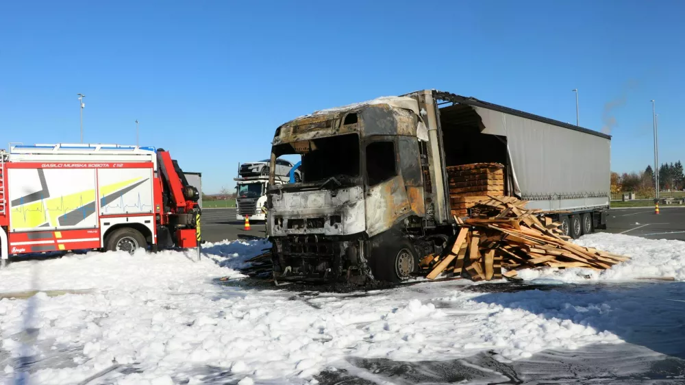 Na avtocestnem počivali&scaron;ču v Murski Soboti je zagorel tovornjak. Nastalo je za okoli 30 tisoč evrov &scaron;kode. 