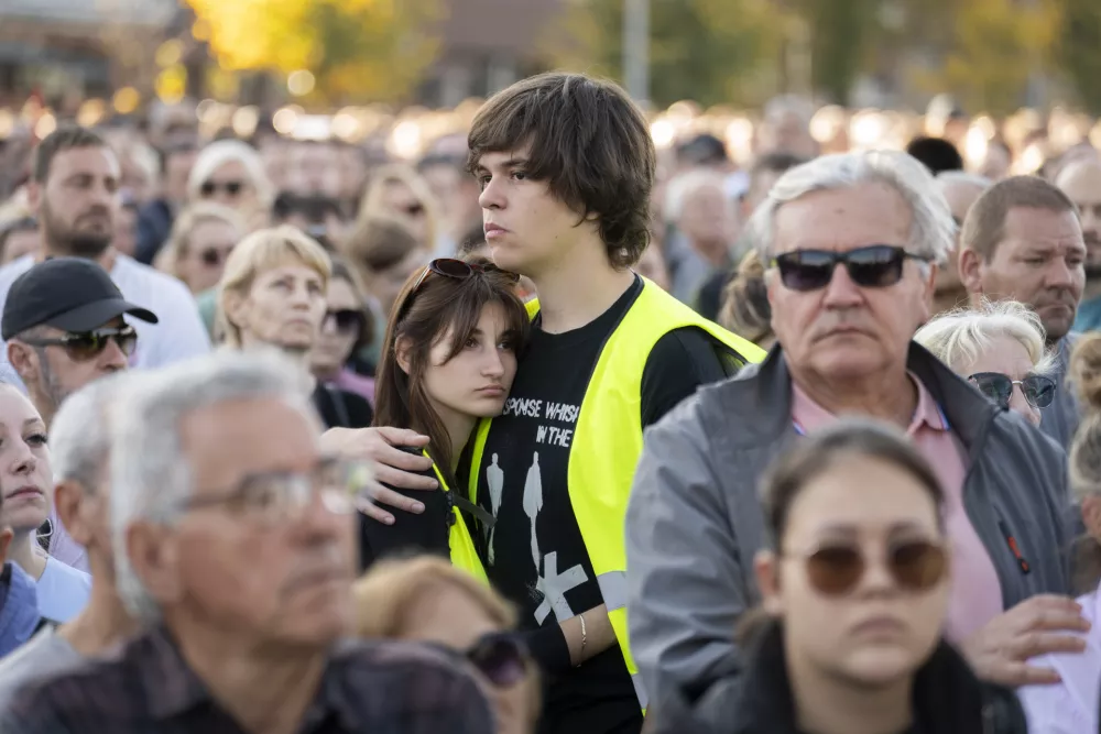 ZA OBJEKTIVNUJNO VKLJUČI V IZBOR16 minut ti&scaron;ine01.11.2025 - Spominski shod v Novem Sadu eno leto po padcu nadstre&scaron;ka na železni&scaron;ki postaji v Novem Sadu, ki je zahteval življenja 16 ljudi in zanetil množične protivladne proteste, Novi Sad, Srbija. FOTO: Nik Erik Neubauer / Foto: 