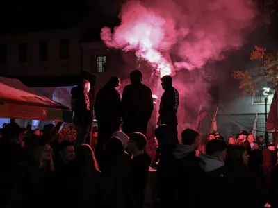 - 28.10.2025 - Izredna skupščina občine Novo Mesto s svetniki in predstavniki vlade in protest proti romskemu nasilju z naslovom Dovolj je!//FOTO: Jaka Gasar / Foto: Jaka Gasar