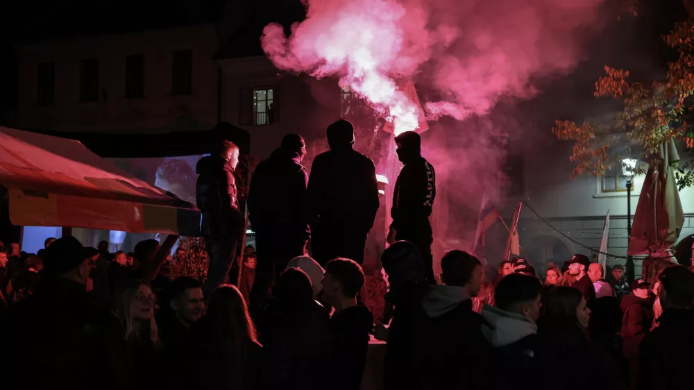 - 28.10.2025 - Izredna skup&scaron;čina občine Novo Mesto s svetniki in predstavniki vlade in protest proti romskemu nasilju z naslovom Dovolj je!//FOTO: Jaka Gasar / Foto: Jaka Gasar
