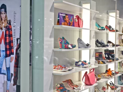 ﻿trgovina Mass - obutev- BTC City Park - nakupovalno središče v Ljubljani 2013 - potrošništvo - potrošniki,potrošniki,nakupovanje//FOTO: Tomaž Zajelšnik