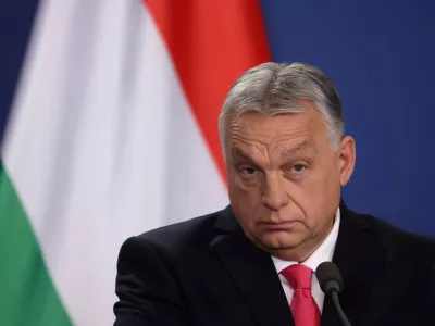 Orban si je kupil časopis