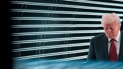 U.S. President Donald Trump arrives in a tunnel of lights to deliver remarks to the American Business Forum Miami at the Kaseya Center Arena in Miami, Florida, U.S. November 5, 2025. REUTERS/Jonathan Ernst / Foto: Jonathan Ernst