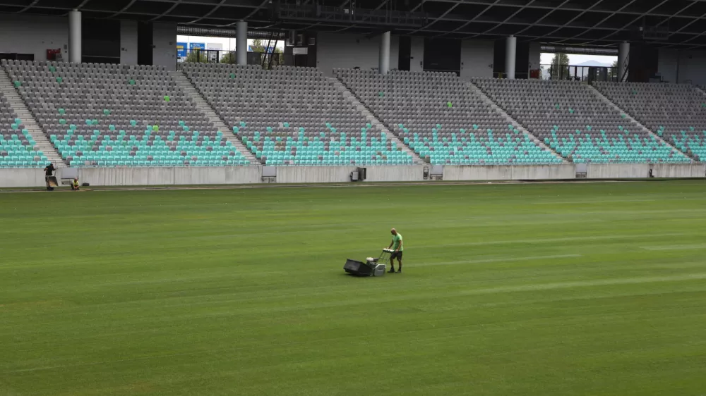 stadion stožice nova zelenica, igralna pivršina, foto luka cjuha