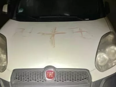 Avto v Hanauu ima na pokrovu motorja kljukaste križe. / Foto: Policijska Uprava Hessen