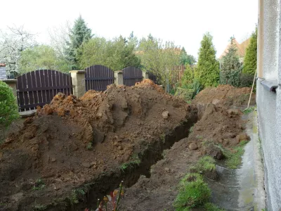 Vrt, kopanje luknje. Foto: Reuters/Alamy