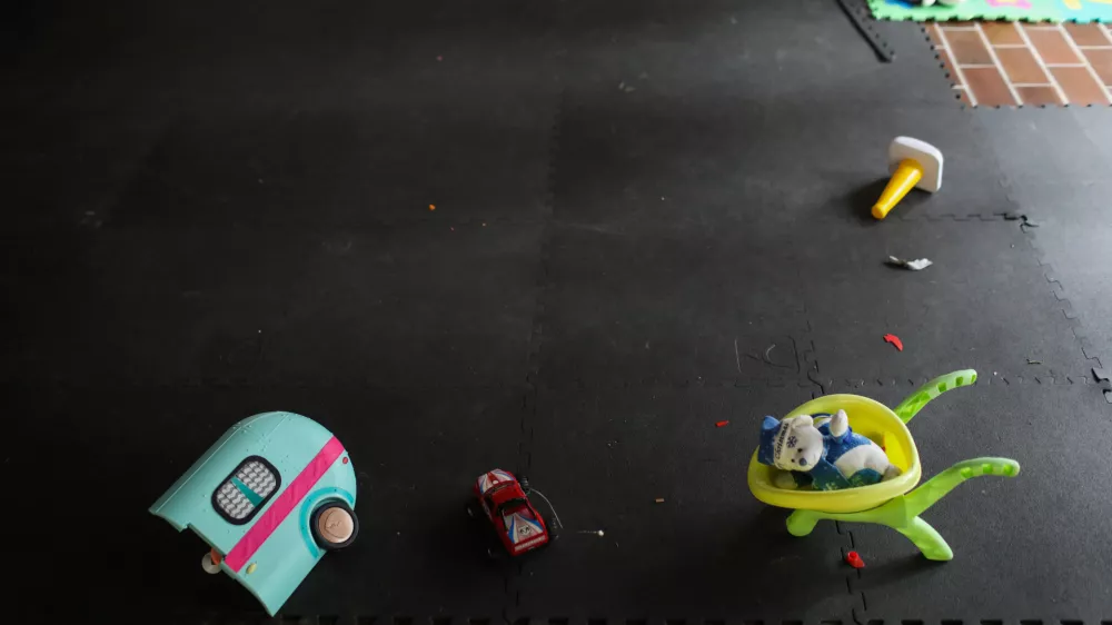 simbolična fotografija, otro&scaron;ke igrače, otro&scaron;tvo, otroci, zloraba otrok.- 14.12.2022 &ndash; Ankaran - Nastanitveni center za ukrajinske begunce Debeli rtič - Begunski otroci iz Ukrajine v Sloveniji &ndash; begunci - //FOTO: Bojan VelikonjaOPOMBA: REPORTAŽA ZA NEDELJSKI 2022