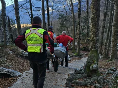 Gorski reševalci so poškodovano z nosili odnesli do vozila. 