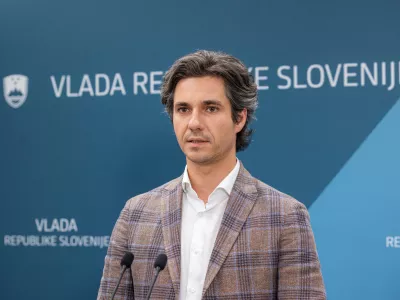 Ljubljana, vlada.Izjava po seji vlade.Minister za delo, druzino, socialne zadeve in enake moznosti Luka Mesec.