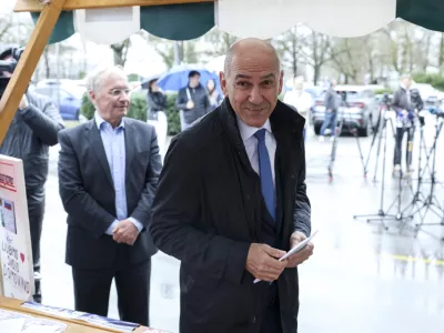 - 13.03.2025 - Janez Janša oddal svoj podpis PROTI PRIVILEGIJEM na Upravni enoti, Linhartova//FOTO: Jaka Gasar