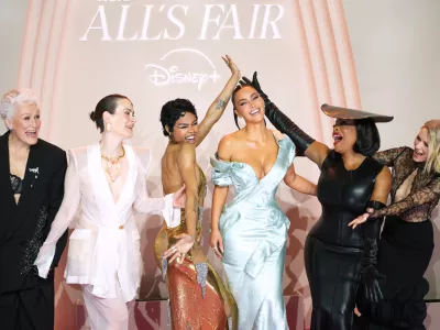 Zvezdniška zasedba,Glenn Close, Sarah Paulson, Teyana Taylor, Kim Kardashian, Niecy Nash-Betts, and Naomi Watts na premieri v Parizu, konec oktobra, 