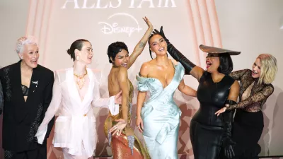 Zvezdni&scaron;ka zasedba,Glenn Close, Sarah Paulson, Teyana Taylor, Kim Kardashian, Niecy Nash-Betts, and Naomi Watts na premieri v Parizu, konec oktobra, 