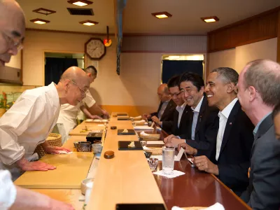 President Barack Obama and Prime Minister Shinzo Abe of Japan talk with sushi master Jiro Ono, owner of Sukiyabashi Jiro sushi restaurant, during a dinner in Tokyo, Japan, April 23, 2014. (Official White House Photo by Pete Souza)This official White House photograph is being made available only for publication by news organizations and/or for personal use printing by the subject(s) of the photograph. The photograph may not be manipulated in any way and may not be used in commercial or political materials, advertisements, emails, products, promotions that in any way suggests approval or endorsement of the President, the First Family, or the White House. / Foto: Pete Souza